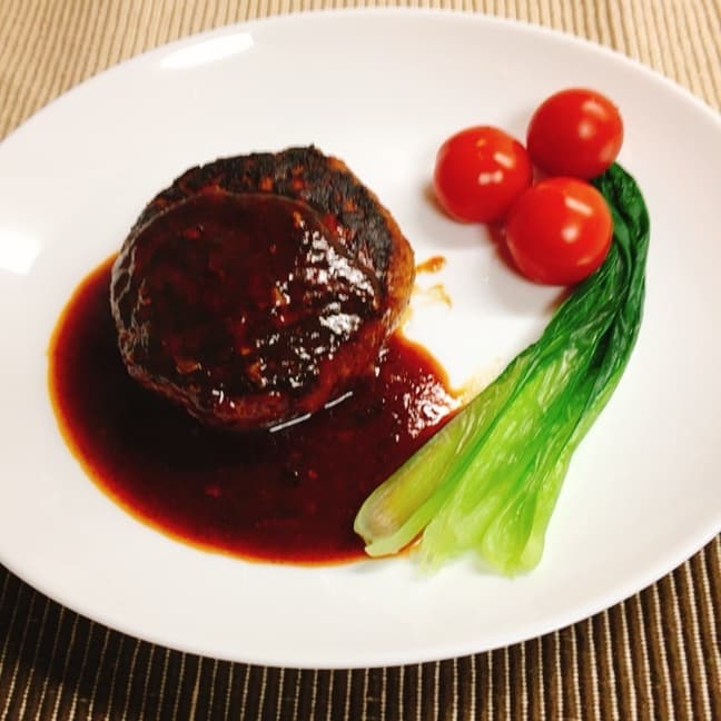 肉汁たっぷりあげ麩入りハンバーグ