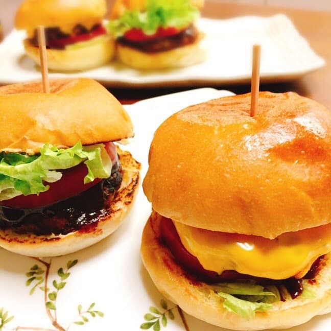 あげ岩船麩入ハンバーグを、ハンバーガーにアレンジ！